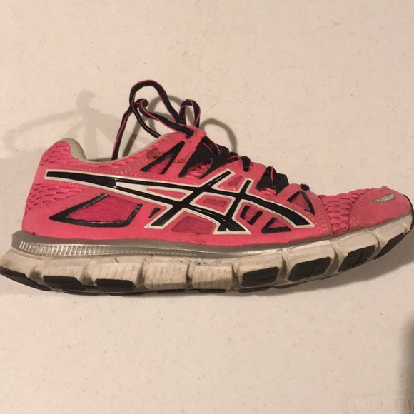 hot pink asics running shoes